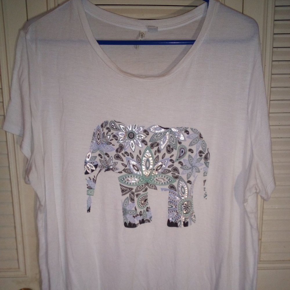 Cato size 18/20W Elephant tee EUC